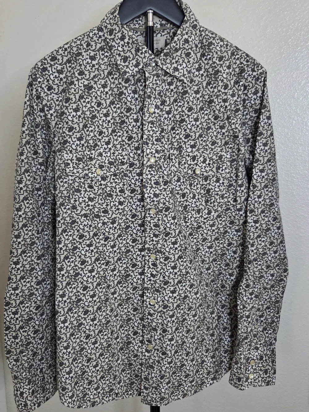 Banana Republic Black & White Paisley-Style Long-Sleeve Button-Up Shirt